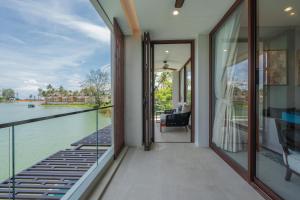 Fotografie z fotogalerie ubytování Magnificent apt in a Laguna on the lake shore v destinaci pláž