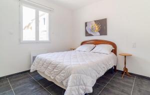 a bedroom with a bed and a window at 2 Bedroom Nice Home In Chateaurenard in Châteaurenard +7 photos