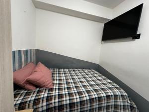 a bed with two pink pillows in a room at Easy Home - Piazza del Popolo in Ascoli Piceno