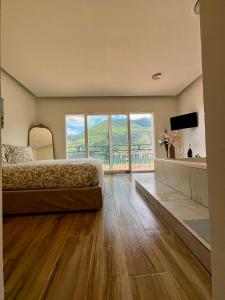 TV a/nebo společenská místnost v ubytování Villa Giulietta lake view Jacuzzi Spa 108 + 37 fotografií