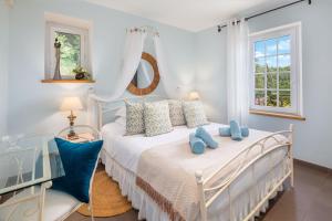 Un dormitorio con dos camas y una ventana. en Domaine de Campagnac - Spa & Sauna, en Carsac-Aillac