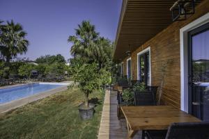 Bazén v ubytování Terra Garden Hotel nebo v jeho okolí + 6 fotografií
