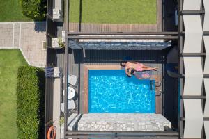 - une vue de tête sur un skateboard sautant dans une piscine dans l'établissement Princess Resort, Santikos Collection, à Agia Paraskevi