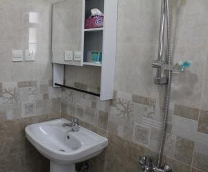 ein Badezimmer mit Waschbecken und Dusche in der Unterkunft الروشن الشرقى للشقق المخدومه in Dammam + 20 Fotos