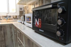 eine Mikrowelle auf einer Küchentheke in der Unterkunft الروشن الشرقى للشقق المخدومه in Dammam