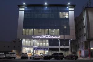 ein Gebäude mit davor geparkten Autos in der Unterkunft الروشن الشرقى للشقق المخدومه in Dammam