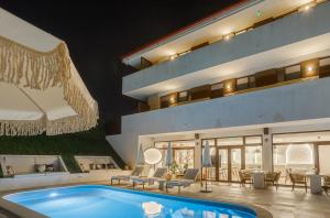 a villa with a swimming pool and a house at Zen Vama Veche in Vama Veche