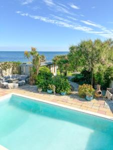 ドーチェスターにあるEast Creek - dog friendly beachside home with pool in Ringsteadの海が見えるプール