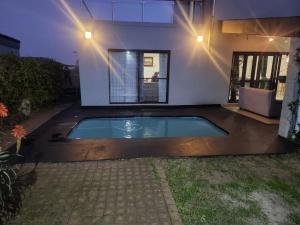 Πισίνα στο ή κοντά στο Modern shared 5 BR Villa Pool near Blouberg Beach Wi-Fi