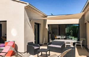 Ruang duduk di 4 Bedroom Beautiful Home In Vinsobres +9 gambar
