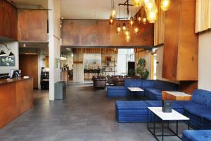 雷克霍特Fosshotel Reykholt的摆放着蓝色沙发的商店大厅