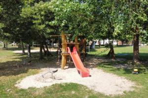 Zona de joacă pentru copii de la FeWo Rügen Mecklenburg Pool Alte Schule Barlin