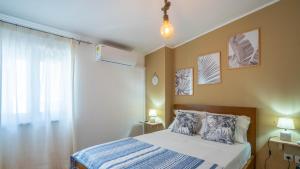 a bedroom with a bed and a window at Alojamento Armando Monteiro in Folgosa