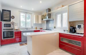 Η κουζίνα ή μικρή κουζίνα στο Lovely Home In Saint-Maxime With Wifi
