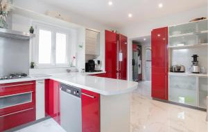 Η κουζίνα ή μικρή κουζίνα στο Lovely Home In Saint-Maxime With Wifi