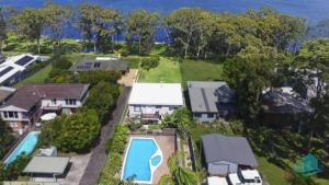 una vista aérea de una casa con piscina en WishStay Waterfront Luxury Retreat - private pool, en Morisset East