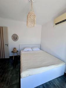 キオスにあるPanoramic Port Penthouseの白いベッドルーム(青いライト付きのベッド1台付) +5枚の写真