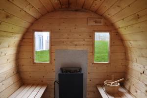 雷克霍特Fosshotel Reykholt的小木屋内设有一个壁炉,享有内部景致。