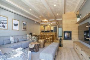 a living room with a couch and a table at Luderna - Tríplex Deth Tiller in Bagergue