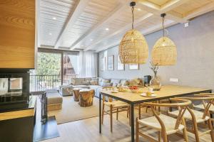 a kitchen and living room with a table and chairs at Luderna - Tríplex Deth Tiller in Bagergue