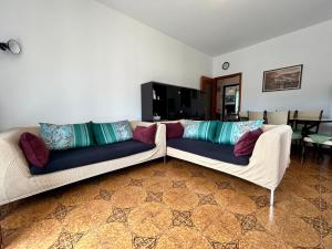 two couches sitting in a living room at Kibilu - Cittiglio vicinanze Ospedale, Lago Maggiore in Cittiglio