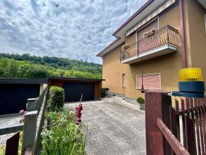 a house with a fence and a balcony at Kibilu - Cittiglio vicinanze Ospedale, Lago Maggiore in Cittiglio