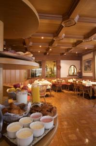 stół z jedzeniem na tacy w restauracji w obiekcie Hotel Diana w mieście Canazei