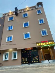 un edificio con un cartel delante en Hotel Narashingha, en Puri