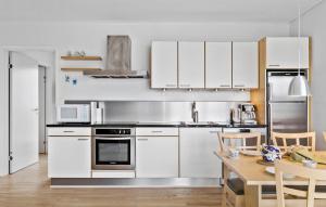 Η κουζίνα ή μικρή κουζίνα στο Gudhjem Søpark Lejl 8