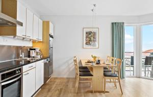 Η κουζίνα ή μικρή κουζίνα στο Gudhjem Søpark Lejl 8