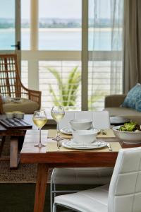 uma mesa de jantar com dois copos de vinho em Hotel Slipway em Dar es Salaam