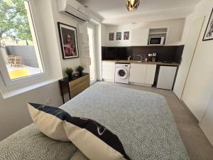 Η κουζίνα ή μικρή κουζίνα στο Gregbnb - Studio 17m2 - Terrasse - Clim - Ouest - 5