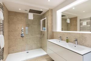 a bathroom with two sinks and a mirror at Beach Tree House in Gloucestershire