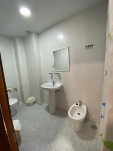 Koupelna v ubytování Hotel Muñoz + 12 fotografií