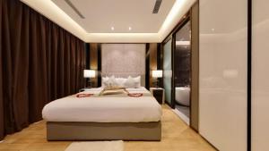 Ein Bett oder Betten in einem Zimmer der Unterkunft Imperial KLCC Residence