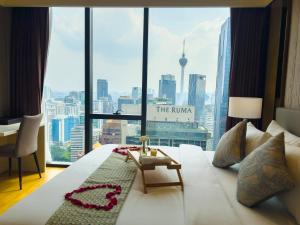 ein Hotelzimmer mit einem Bett und Blick auf das Meer in der Unterkunft Imperial KLCC Residence in Kuala Lumpur