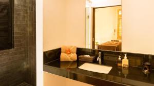 un bagno con lavandino e specchio di Sunrise Pasikuda a Pasikuda