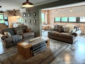 Posezení v ubytování Hornbill Family Suites