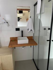 a bathroom with a sink and a mirror at Altos da Mantiqueira Chalés -Grupo Vertentes in Santo Antônio do Pinhal