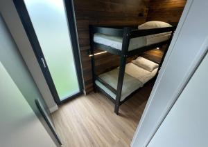 Postel nebo postele na pokoji v ubytování Hotel Pałac Alexandrinum