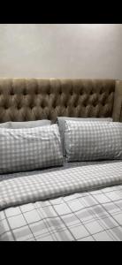 a bench with two pillows on it in a room at Charmant appartement in Casablanca