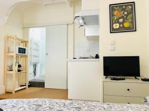 a living room with a television on a dresser at Le petit meublé hyper Centre in Orléans