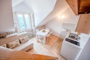 a small living room with a table and a kitchen at Seaside Apartments Bol in Bol
