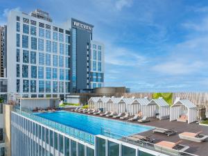 Bazén v ubytování EVEN Hotel Zhongshan City Center by IHG nebo v jeho okolí