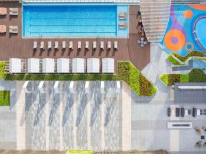 Bazén v ubytování EVEN Hotel Zhongshan City Center by IHG nebo v jeho okolí