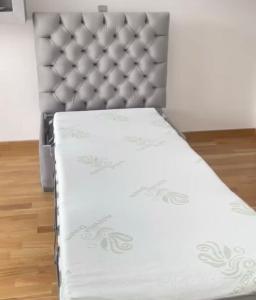 Cama o camas de una habitación en Fruške 202 studio apartman