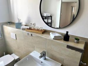 バート・ホンネフ・アム・ラインにあるE&M Living - Casa Selhof Bad Honnefの洗面台と鏡のあるバスルーム