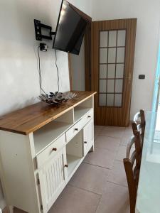 un escritorio con TV encima en Casa Stella del Vesuvio, en Portici
