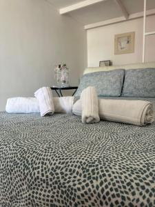 Un dormitorio con una cama con toallas. en Casa Stella del Vesuvio, en Portici