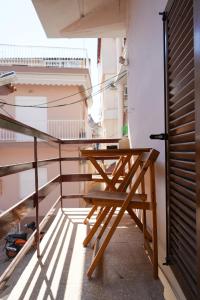 a table on the balcony of a building at Φιλόξενο Σπίτι in Nafplio